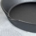 Patelnia na Gaz Indukcja Żeliwna z Nakładką Silikonową Solidna VILDE 25 cm