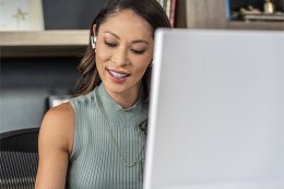 Poly Białe słuchawki douszne Voyager Free 60/60+ (2 sztuki)