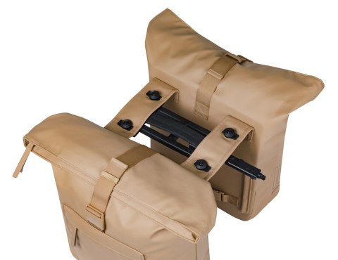 Sakwa podwójna BASIL BROOKLYN DOUBLE PANNIER BAG 41L, MIK System (ready to go), wodoodporna, sand (NEW 2026)