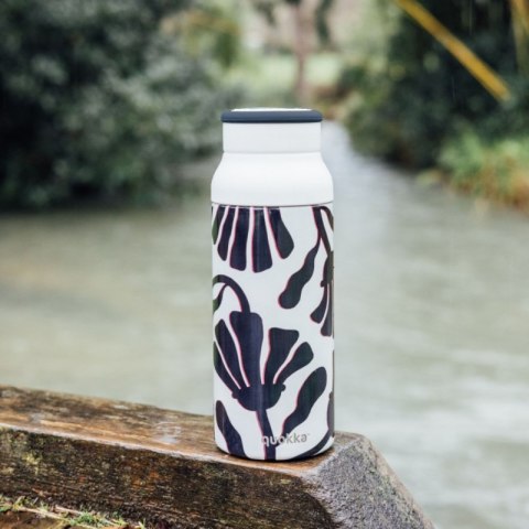 Quokka Echo - Butelka ze stali nierdzewnej 690 ml z silikonowym uchwytem (Abstract Leaves)