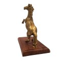 Koń - figurka aluminiowa na podstawie drewnianej - NI9537