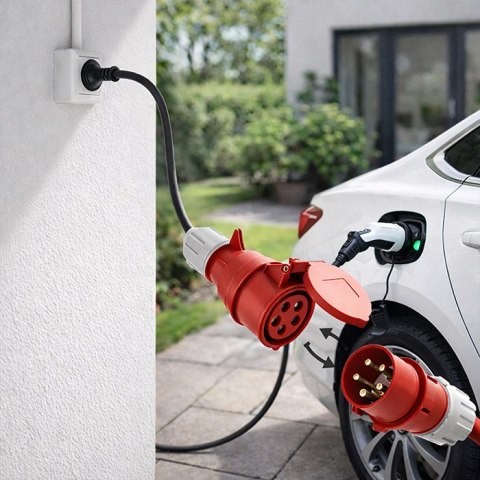 Qoltec Adapter siłowy do ładowarek EV | gniazdo CEE 32A 5P | Przejściówka 400V na SCHUKO 230V | max 16A | 3.5 kW