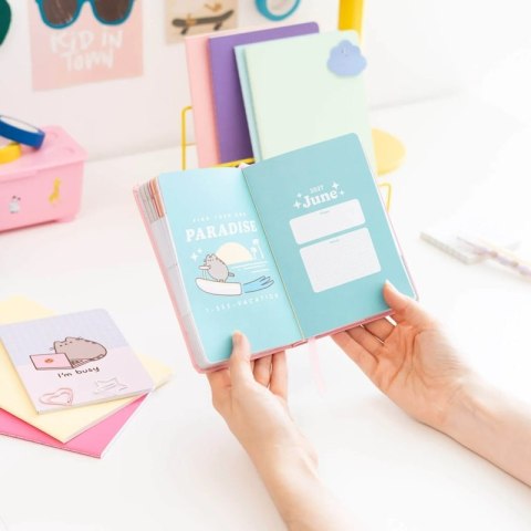 Pusheen - Kalendarz / Planner tygodniowy A6 z kolekcji Tropical Vacation 2026/2027