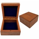 Drewniane Pudełko Prezentowe Szkatułka z wypraską 8x8cm - CLEBBOX