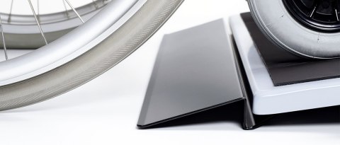 SECA 677 Elektroniczna waga do wózków inwalidzkich z poręczą i rolkami transportowymi