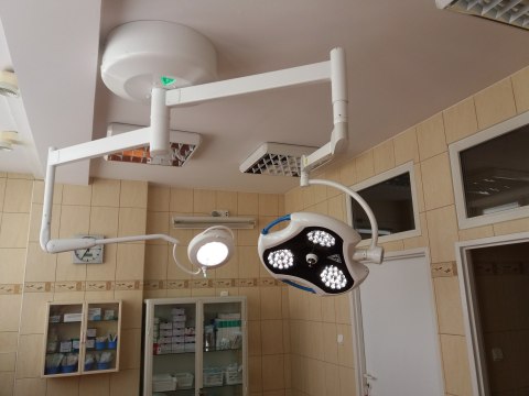 FAMED HELIOS 160/60C Lampa operacyjna LED sufitowa, 160 000 lx, dwuramienna