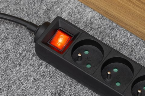 Przedłużacz 5 gniazd 1,5m typu francuskiego z przełącznikiem (3x1,0mm) Rebel czarny