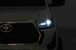 Toyota Hilux na akumulator dla dzieci Biały Pickup + Napęd 4x4 + Pilot + 2 bagażniki