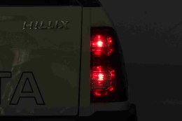 Toyota Hilux na akumulator dla dzieci Biały Pickup + Napęd 4x4 + Pilot + 2 bagażniki