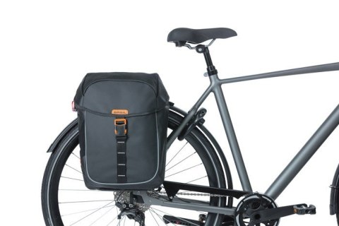 Sakwa miejska podwójna BASIL MILES TARPAULIN DOUBLE PANNIER BAG MIK 34L, MIK System (ready to go), 100% wodoodporna black orange