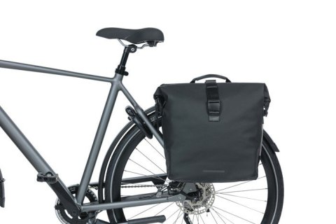 Sakwa podwójna BASIL SOHO DOUBLE PANNIER BAG NORDLICHT Universal Bridge System 41L, 100% wodoodporna night black oświetlenie Nor