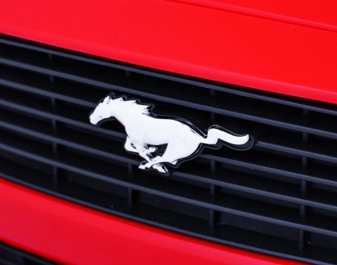 Autko Ford Mustang GT na akumulator dla dzieci Czerwony