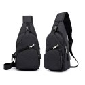 Sportowy plecak na jedno ramię, nerka z USB- czarny