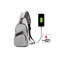 Sportowy plecak na jedno ramię, nerka z USB- czerwony