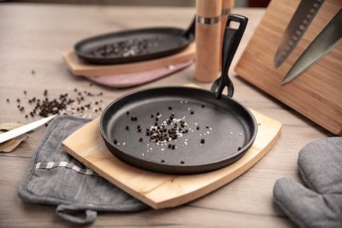 Patelnia żeliwna z drewnianą deską Grada 22cm