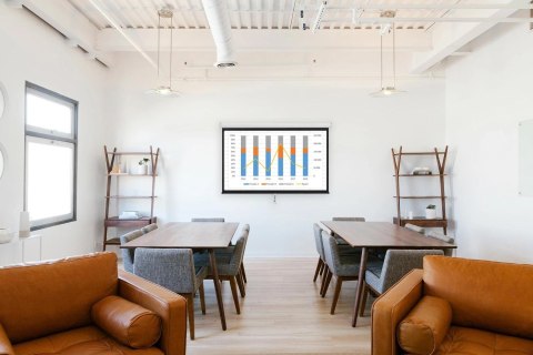 Ekran projekcyjny zwijany ręcznie 100" 16:9 PVC 1.0 Gain 160°