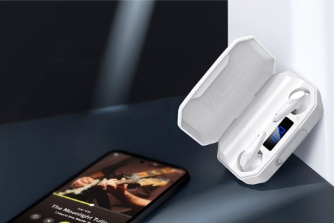 Bezprzewodowe słuchawki douszne z power bankiem Kruger&Matz M6 - kolor biały