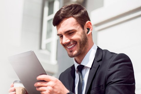 Bezprzewodowe słuchawki douszne z power bankiem Kruger&Matz M6 - kolor biały