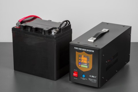 Zasilacz awaryjny KEMOT PROsinus-1500/24 przetwornica z czystym przebiegiem sinusoidalnym i funkcją ładowania 24V 230V 1500VA/10
