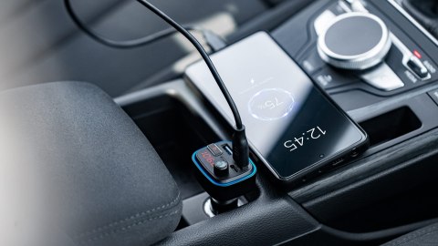 Transmiter samochodowy FM z funkcją bluetooth