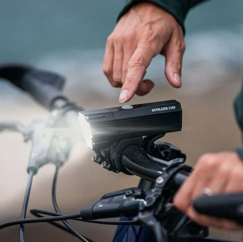 Lampka przednia BLACKBURN DAYBLAZER 1500 lumenów black (NEW 2026)