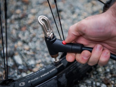 Pompka podłogowa BLACKBURN CHAMBER TUBELESS 160psi grafitowa (NEW 2026)