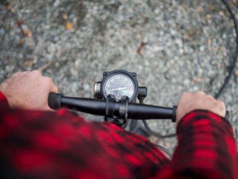 Pompka podłogowa BLACKBURN CHAMBER TUBELESS 160psi grafitowa (NEW 2026)