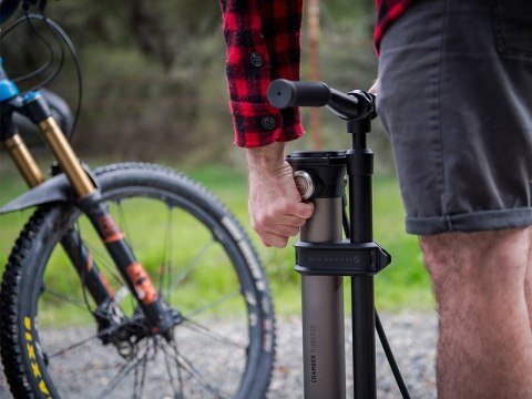 Pompka podłogowa BLACKBURN CHAMBER TUBELESS 160psi grafitowa (NEW 2026)