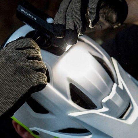 Zestaw lampki BLACKBURN DAYBLAZER przód 1000 lumenów, tył 65 lumenów (NEW 2026)