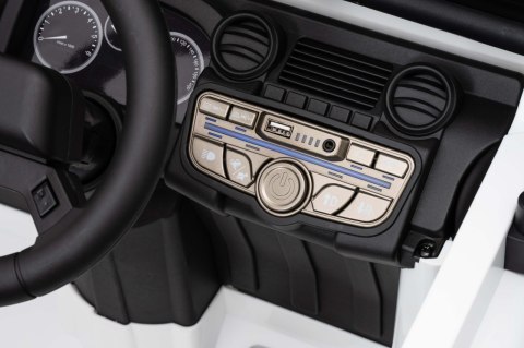 Pojazd Land Rover Defender 110 SVX Concept Biały