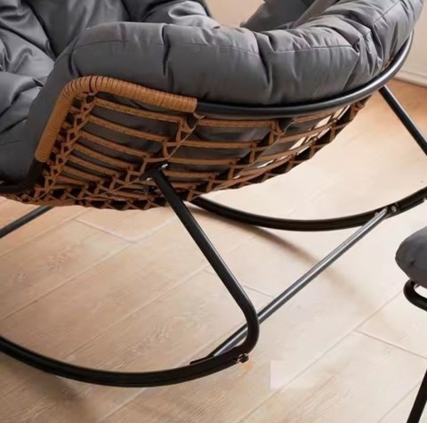 Nowoczesny fotel bujany skandynawski kokon szary z podnóżkiem